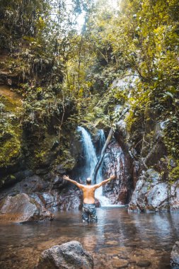 Cerro Azul Meambar Ulusal Parkı Şelalesi 'nde (Panacam), Yojoa Gölü, Honduras