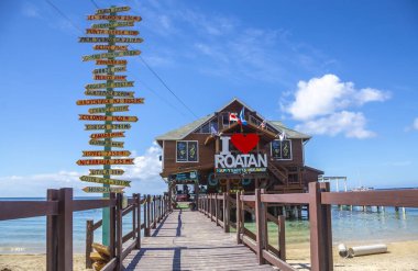 Roatan, Honduras - Ocak 2020: Ahşap Bar 