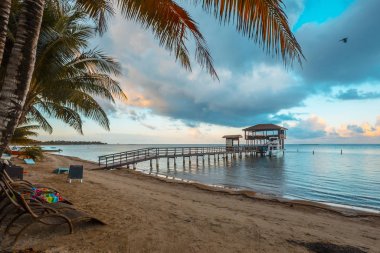  Roatan Adası, Honduras 'taki Sandy Bay Plajında Panoramik Gün Doğumu