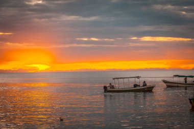 Karayip Denizi üzerinde gün batımı gökyüzü, Roatan, Honduras