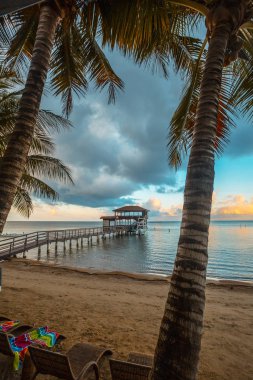  Roatan Adası, Honduras 'taki Sandy Bay Plajında Panoramik Gün Doğumu