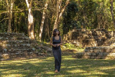 Copan Harabeleri, Honduras 'ta Maya Piramidi yakınında bir kadın.
