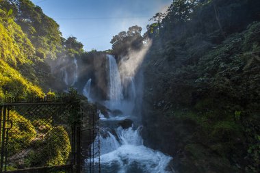 Yojoa Gölü, Honduras 'ta Pulhapanzak şelalesi