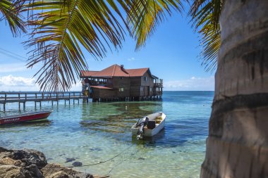 Roatan, Honduras - Ocak 2020: Roatan Adası 'ndaki West End Sahili' ndeki Karayip Denizi üzerindeki ünlü ahşap bar