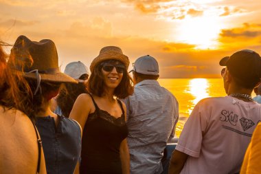 Roatan, Honduras - Ocak 2020: Karayip denizi üzerinde gün batımını izleyen turistler, Roatan, Honduras