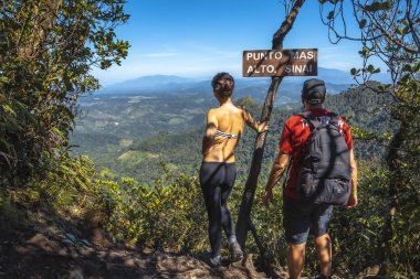 Cerro Azul Meambar Ulusal Parkı 'nın (Panacam) en yüksek noktasında, Honduras, Yojoa Gölü' nde bulunan çift.