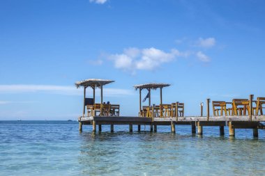 Güzel rıhtımlar ve masmavi deniz suyu manzaralı Roatan, Honduras