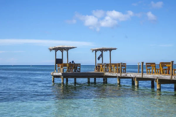 Belle Jetée Avec Bancs Vue Sur Eau Mer Azur Roatan — Photo