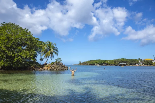 Homme Heureux Relaxant Dans Mer Des Caraïbes Roatan Honduras — Photo