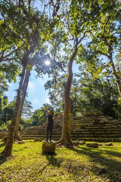 Mulher Pirâmide Maia Nos Templos Das Ruínas Copan Honduras — Fotografia de Stock