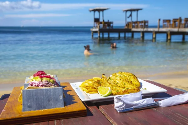 Mangiare Piatti Tipici Honduregni Sulla Spiaggia West End Sull Isola — Foto Stock