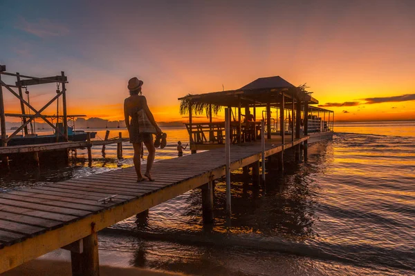 Mujer Muelle Madera Playa Atardecer — Foto de Stock