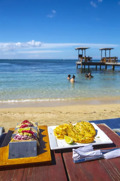 Mangiare Piatti Tipici Honduregni Sulla Spiaggia West End Sull Isola — Foto Stock
