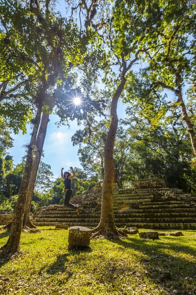 Nainen Mayan Pyramidissa Copan Rauniot Temppeleissä Honduras — kuvapankkivalokuva