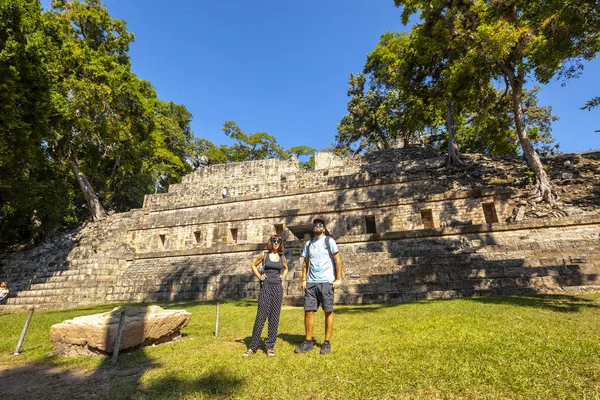 Casal Perto Pirâmide Maia Copan Ruins Templos Honduras — Fotografia de Stock