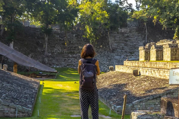 Mulher Perto Pirâmide Maia Copan Ruins Templos Honduras — Fotografia de Stock