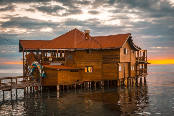 Roatan Honduras Leden 2020 Slavný Dřevěný Bar Nad Karibským Mořem — Stock fotografie