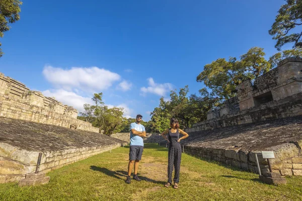 Homem Mulher Perto Pirâmides Maias Templos Copan Ruins Honduras — Fotografia de Stock