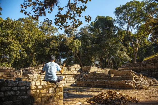 Férfi Közel Maja Piramis Copan Romok Templomok Honduras — Stock Fotó