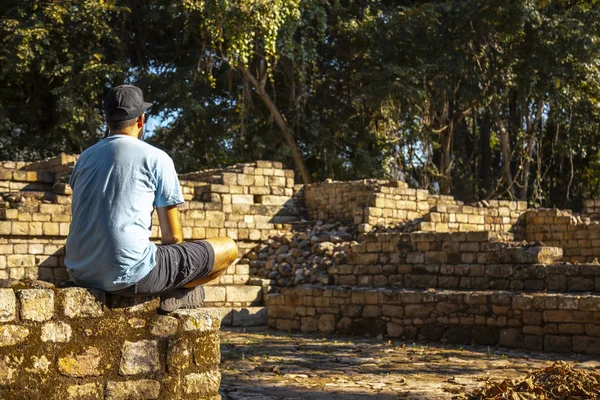 Człowiek Pobliżu Piramidy Majów Copan Ruiny Świątyń Honduras — Zdjęcie stockowe