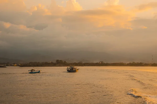 Femme Regardant Lever Soleil Dans Mer — Photo