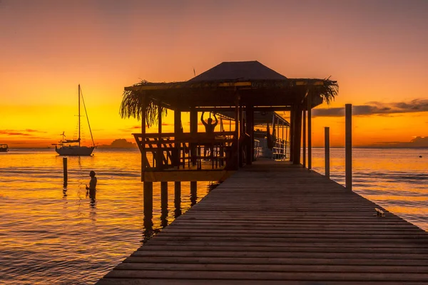 日落时海滩上的木制码头 — 图库照片