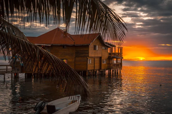 洪都拉斯罗坦 2020年1月 罗坦岛西海岸海滩加勒比海上空著名的木制酒吧 — 图库照片
