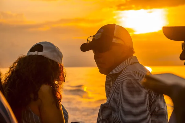 Roatan Honduras Leden 2020 Turisté Sledují Západ Slunce Nad Karibským — Stock fotografie