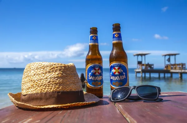 Sombrero Paja Botellas Cerveza Gafas Sol Playa — Foto de Stock