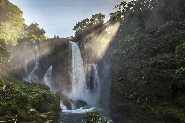 Pulhapanzakin Vesiputous Yojoa Järvellä Hondurasissa — kuvapankkivalokuva