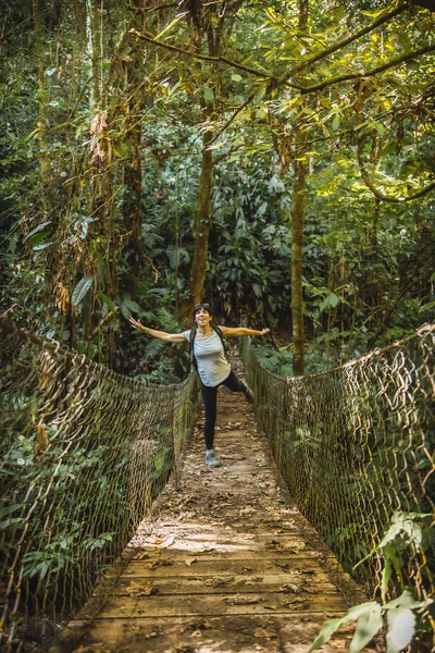 Femme Sur Pont Dans Parc National Cerro Azul Meambar Panacam — Photo