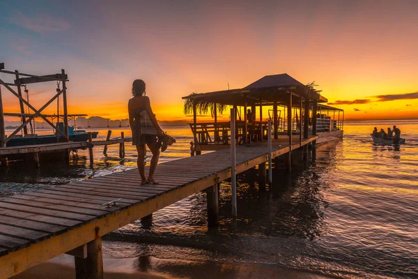 Mujer Muelle Madera Playa Atardecer — Foto de Stock