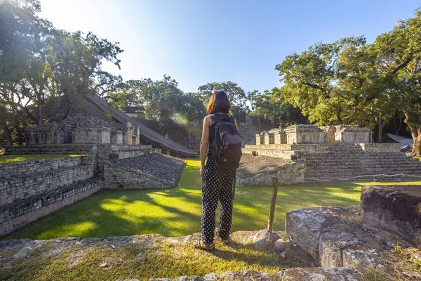 Frau Der Nähe Der Maya Pyramide Den Copan Ruinen Tempel Stockbild