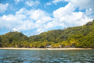 Karayip Denizi, yemyeşil tropikal bitki örtüsü ve mavi gökyüzü