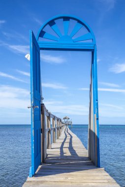 Güzel ahşap iskele ve masmavi deniz suyu manzarası, Roatan, Honduras