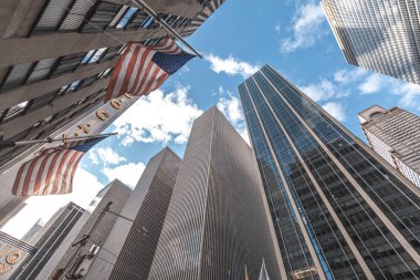 New York, ABD; 5 Ocak 2020: Manhattan 'da Amerikan bayrakları ve gökyüzü