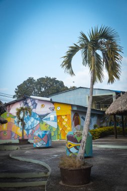 Tela, Honduras - Ocak 2020: Tela kıyısındaki sokakta duvar yazısı