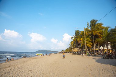 Mavi gökyüzü, Tela, Honduras ile güzel tropikal plaj 