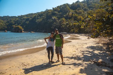 Tela, Honduras 'taki tropik plajda mutlu bir çift.