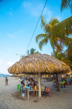 Tela, Honduras - Ocak 2020: Tela sahilinin keyfini çıkaran yerel bir aile