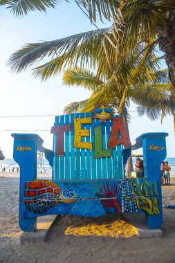 Tela, Honduras - Ocak 2020: Tropik plajda tela işareti 