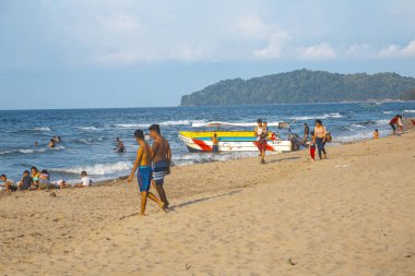 Tela, Honduras - Ocak 2020: Tela plajında eğlenen turistler