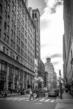 New York, ABD - 5 Ocak 2020: Manhattan 'da güzel gökdelenler, siyah ve beyaz