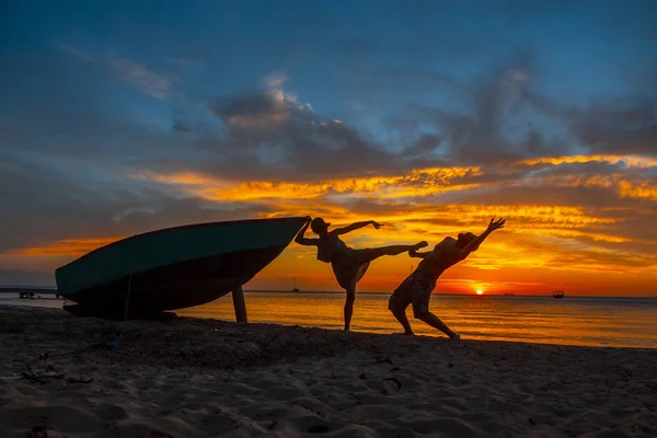 Couple Enjoying Sunset View Roatan Honduras — 스톡 사진