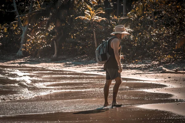 Mladý Muž Slamáku Tropické Pláži Tela Honduras — Stock fotografie