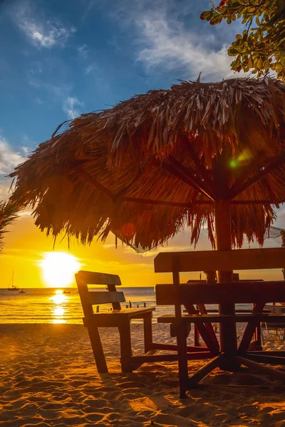 Скамейки Соломенный Зонтик Тропическом Пляже — стоковое фото