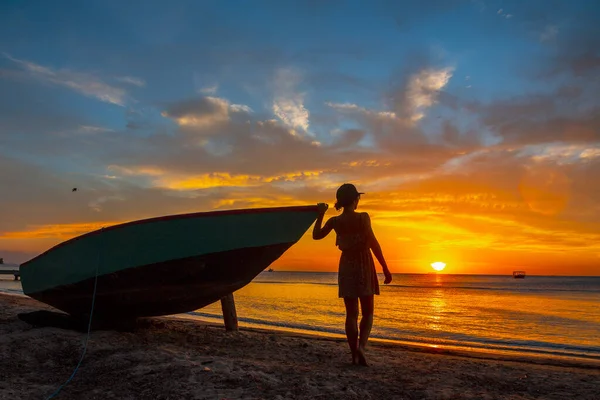 Young Woman Standing Boat Beach Sunset — 스톡 사진