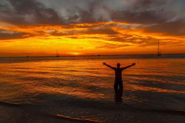 Joven Observando Atardecer Roatán —  Fotos de Stock