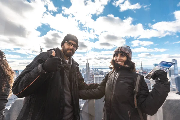 Mies Nainen Nauttivat Hämmästyttävä Näkymä New York City Horisonttiin — kuvapankkivalokuva