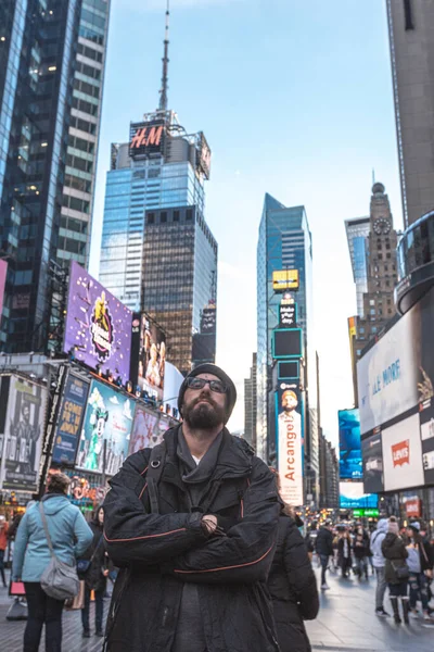 New York Yhdysvallat Tammikuuta 2020 Mies Kuuluisalla Times Squarella New — kuvapankkivalokuva